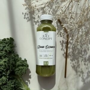 CLEAN ESSENCE Juice Concept – świeżo wyciskany zielony sok Cold Press ze szpinakiem, pomarańczą, jabłkiem, pietruszką i korzeniem selera w eleganckiej szklanej butelce premium. Na zdjęciu widoczny jest naturalny zielony sok o świeżym, intensywnym kolorze charakterystycznym dla zielonych warzyw bogatych w chlorofil i antyoksydanty. Minimalistyczna estetyka produktu podkreśla naturalność, świeżość oraz funkcjonalny charakter soku. CLEAN ESSENCE został stworzony z myślą o kobietach 35+, które chcą wspierać energię, mikrobiom i zdrowie organizmu od środka. Szpinak i pietruszka dostarczają chlorofilu, witamin oraz składników wspierających naturalne procesy regeneracyjne organizmu i produkcję energii komórkowej. Połączenie zielonych warzyw z pomarańczą i jabłkiem sprawia, że sok ma delikatny, świeży i lekko słodki smak. To naturalny sok funkcjonalny Cold Press bez cukru, glutenu, laktozy i sztucznych dodatków. Produkt wpisuje się w estetykę wellness, clean eating i świadomego stylu życia kobiet dbających o zdrowie, odporność i dietę przeciwzapalną. Zdjęcie podkreśla premium charakter produktu, jego świeżość oraz naturalne wsparcie organizmu poprzez zielone warzywa i chlorofil.