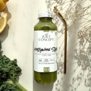 Dieta sokowa 3 dniowa oparta na świeżo wyciskanych sokach COLD PRESS z selerem naciowym, ogórkiem, korzeniem selera, cytryną, jabłkiem i imbirem. Na zdjęciu znajduje się zielony sok warzywny premium przygotowany z naturalnych składników wspierających lekkość, nawodnienie organizmu oraz zdrowe trawienie. Sok z selera naciowego i ogórka to jeden z najczęściej wybieranych elementów diety sokowej na wzdęcia, zatrzymanie wody i uczucie ciężkości po jedzeniu. Cytryna oraz imbir nadają całości świeżego, lekko wytrawnego smaku, a jabłko delikatnie przełamuje warzywną kompozycję naturalną słodyczą. Dieta sokowa 3 dniowa wspiera naturalne procesy detoksykacji organizmu, redukcję opuchlizny oraz poprawę codziennego samopoczucia. Świeżo wyciskane soki cold press przygotowywane są ręcznie w butikowej manufakturze Juice Concept bez konserwantów, sztucznych dodatków i cukru. Program sokowy premium pomaga zwiększyć ilość warzyw w codziennej diecie, wspiera nawodnienie oraz daje uczucie lekkości i komfortu trawiennego. Naturalny zielony sok warzywny idealny dla osób szukających diety przeciwzapalnej, diety anti bloating oraz zdrowego resetu organizmu.