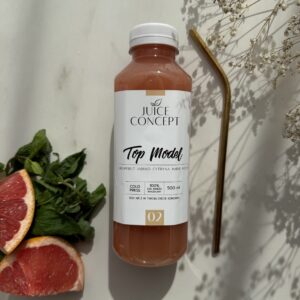 Dieta sokowa 3 dniowa Juice Concept – świeżo wyciskany sok cold press z grejpfrutem, cytryną, miętą i imbirem w eleganckiej butelce premium. Naturalny sok warzywno-owocowy o intensywnie orzeźwiającym smaku wspierający uczucie lekkości, nawodnienie organizmu i redukcję opuchlizny. Kompozycja grejpfruta, cytryny i mięty tworzy świeży, lekko wytrawny smak idealny podczas diety sokowej i detoksu sokowego. Imbir nadaje delikatnej pikantności oraz wspiera codzienną energię i komfort trawienny. Sok przygotowywany metodą COLD PRESS z najwyższej jakości świeżych owoców i warzyw, bez dodatku cukru, konserwantów i sztucznych składników. Dieta sokowa 3 dniowa Juice Concept została stworzona dla osób, które chcą poczuć się lżej, ograniczyć wzdęcia i wesprzeć naturalne procesy detoksykacji organizmu. Sok z grejpfrutem, cytryną, miętą i imbirem doskonale wpisuje się w dietę przeciwzapalną i styl życia anti-bloating. Premium dieta sokowa z dostawą w całej Polsce. Świeże soki cold press przygotowywane ręcznie w butikowej manufakturze Juice Concept.