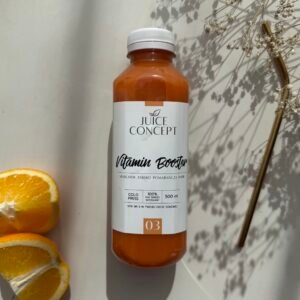 Dieta sokowa 3 dniowa Juice Concept oparta na świeżo wyciskanych sokach COLD PRESS wspierających lekkość, energię i naturalne procesy organizmu. Na zdjęciu znajduje się intensywnie pomarańczowy sok warzywno-owocowy z marchewką, pomarańczą, jabłkiem i imbirem przygotowany w ramach programu My New Body. To naturalny sok cold press o delikatnie słodkim, świeżym smaku przełamanym lekko pikantną nutą imbiru. Marchewka i pomarańcza nadają mu intensywny kolor oraz naturalną słodycz, a jabłko sprawia, że sok jest wyjątkowo przyjemny i lekki w odbiorze. Sok doskonale wpisuje się w dietę sokową 3 dniową dla osób, które chcą ograniczyć wzdęcia, zmniejszyć opuchliznę oraz wesprzeć organizm dużą ilością świeżych warzyw i owoców. Dieta sokowa Juice Concept to wygodny program oparty na 6 świeżo wyciskanych sokach dziennie bez konserwantów, bez chemii i bez dodatku cukru. Soki przygotowywane są ręcznie metodą tłoczenia na zimno COLD PRESS w butikowej manufakturze premium. Program wspiera nawodnienie organizmu, zdrowe nawyki żywieniowe oraz uczucie lekkości każdego dnia.