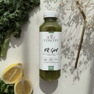 Zielony sok z jarmużem i selerem Cold Press – Fit Girl marki Juice Concept w eleganckiej, minimalistycznej butelce premium. Na zdjęciu widoczny jest świeżo wyciskany zielony sok przygotowany z jarmużu, selera naciowego, jabłka, cytryny i imbiru. Sok ma intensywny zielony kolor podkreślający wysoką zawartość chlorofilu, świeżych warzyw liściastych oraz naturalnych składników o działaniu przeciwzapalnym. Produkt prezentowany jest w estetyce clean eating i wellness – jasne tło, naturalne światło i minimalistyczna kompozycja podkreślają naturalność oraz premium charakter marki Juice Concept. Zielony sok funkcjonalny wspiera mikrobiom jelitowy, codzienną energię i naturalne procesy oczyszczania organizmu. Dzięki obecności jarmużu dostarcza antyoksydantów wspierających regenerację organizmu i redukcję stresu oksydacyjnego. Seler naciowy wspiera nawodnienie i naturalny detoks, a imbir działa rozgrzewająco i wspiera trawienie. Sok nie zawiera glutenu, laktozy, cukru ani sztucznych dodatków. To świeżo wyciskany sok Cold Press idealny dla kobiet 35+, kobiet dbających o zdrowie jelit, energię, lekkość organizmu i dietę przeciwzapalną. Zdjęcie oddaje filozofię świadomego odżywiania, wellness i funkcjonalnego podejścia do zdrowia oraz naturalnego piękna.