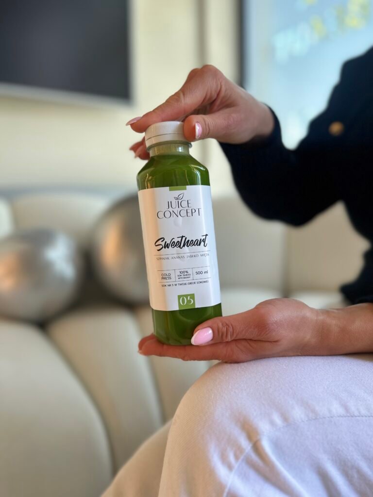 Świeże soki cold press i dieta sokowa premium od Juice Concept przygotowane z naturalnych warzyw oraz owoców wspierających zdrowie, energię i dobre samopoczucie. Na zdjęciu estetycznie podane zielone soki warzywne, świeże składniki oraz zdrowe produkty inspirowane stylem życia wellness i clean eating. Dieta sokowa oparta na naturalnych składnikach bogatych w antyoksydanty, witaminy, enzymy oraz składniki wspierające zdrowe jelita i nawodnienie organizmu. Zielone soki z selera naciowego, ogórka, cytryny, imbiru oraz świeżych warzyw wspierających lekkość, regenerację i codzienną energię. Naturalne soki cold press bez dodatku cukru, konserwantów i sztucznych dodatków. Dieta sokowa premium wspierająca zdrowe nawyki żywieniowe, metabolizm oraz redukcję uczucia ciężkości i wzdęć. Zdrowe produkty Juice Concept stworzone dla osób chcących zadbać o organizm poprzez naturalne odżywianie i zwiększenie ilości warzyw w codziennej diecie. Dieta oczyszczająca oparta na świeżo wyciskanych sokach wspierających zdrowy styl życia i dobre samopoczucie. Soki warzywne premium z dostawą na terenie całej Polski. Naturalna dieta sokowa dla kobiet dbających o zdrowie, skórę, odporność i codzienny komfort organizmu.