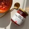 alt="Barszcz ukraiński podany w misce – aromatyczna, zdrowa zupa bez glutenu, bez laktozy i chemii. To tradycyjny smak buraków, kapusty i ziemniaków w nowoczesnej, wegańskiej wersji, przygotowanej z naturalnych składników najwyższej jakości. Nasza zupa wekowana jest przeciwzapalna, bogata w błonnik, witaminy i minerały, wspierające oczyszczanie organizmu i wątroby. Barszcz ukraiński świetnie sprawdza się jako element diety zupowej, wspomagającej odchudzanie, poprawę metabolizmu i detoks organizmu. To pełnowartościowy, roślinny posiłek, idealny na lekki obiad lub kolację. Nasze zdrowe zupy bez glutenu i laktozy to wygodne rozwiązanie dla osób zapracowanych – wystarczy podgrzać i gotowe. Dzięki dostawie w całej Polsce możesz cieszyć się smakiem domowej, naturalnej kuchni bez konieczności gotowania. Barszcz ukraiński to przykład, że wegańskie zupy bez konserwantów i chemii mogą być smaczne, pożywne i pięknie podane. Zdrowa alternatywa dla dań instant – naturalne zupy wekowane to najlepszy wybór na każdy dzień."