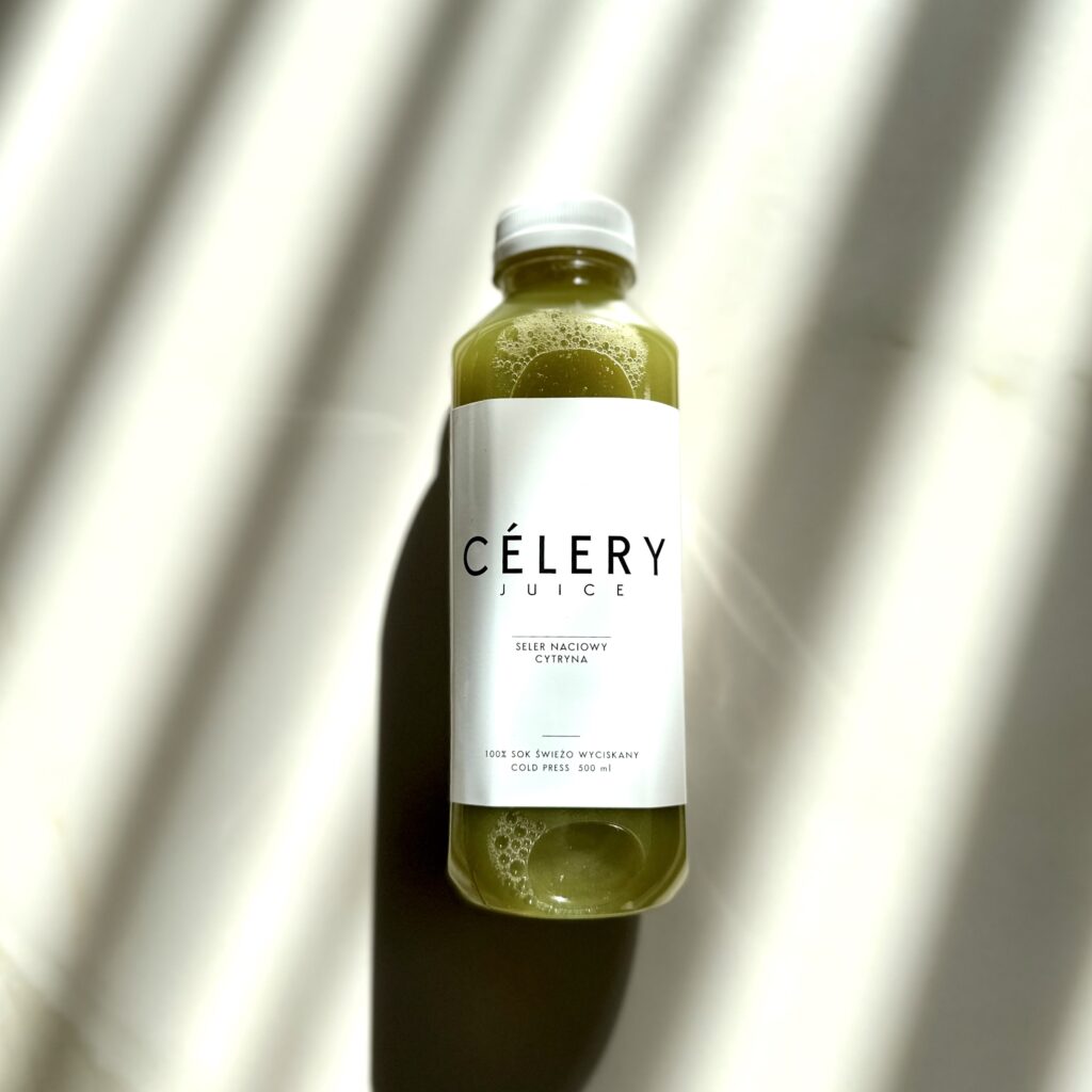 Świeżo wyciskany sok z selera naciowego Juice Concept w szklanej butelce – naturalny napój detoksykujący, tłoczony na zimno, idealny na czczo dla oczyszczenia organizmu i wsparcia trawienia