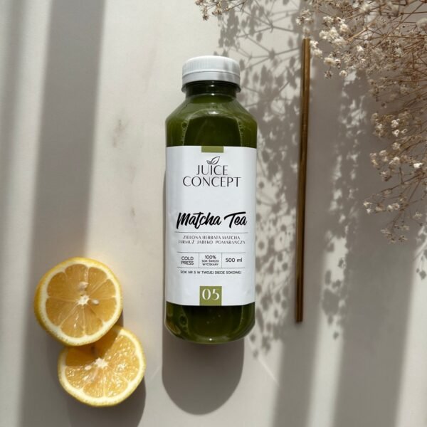 alt="Zielony sok z jarmużem i matcha – naturalny napój detoksykujący i przeciwzapalny. Nasz zdrowy sok to połączenie świeżego jarmużu, bogatego w chlorofil i witaminy A, C, K, oraz sproszkowanej japońskiej matchy, znanej ze swoich właściwości antyoksydacyjnych i energetyzujących. To doskonała propozycja dla osób, które szukają zdrowego zamiennika kawy, chcą wspierać oczyszczanie organizmu i poprawić koncentrację. Zielony sok z jarmużem i matcha wspomaga metabolizm, wspiera naturalną detoksykację wątroby i jelit, a dzięki zawartości przeciwutleniaczy chroni komórki przed stresem oksydacyjnym. Produkt jest w 100% roślinny, bez glutenu, bez laktozy, bez konserwantów i bez chemii, co sprawia, że jest odpowiedni dla osób na diecie wegańskiej, oczyszczającej oraz osób z nietolerancjami pokarmowymi. Dzięki poręcznej butelce sok można zabrać do pracy, szkoły czy na trening. To idealny element zdrowego stylu życia i diety sokowej. Wybierz nasz zielony sok z jarmużem i matcha, aby cieszyć się smakiem natury i poczuć przypływ naturalnej energii każdego dnia."