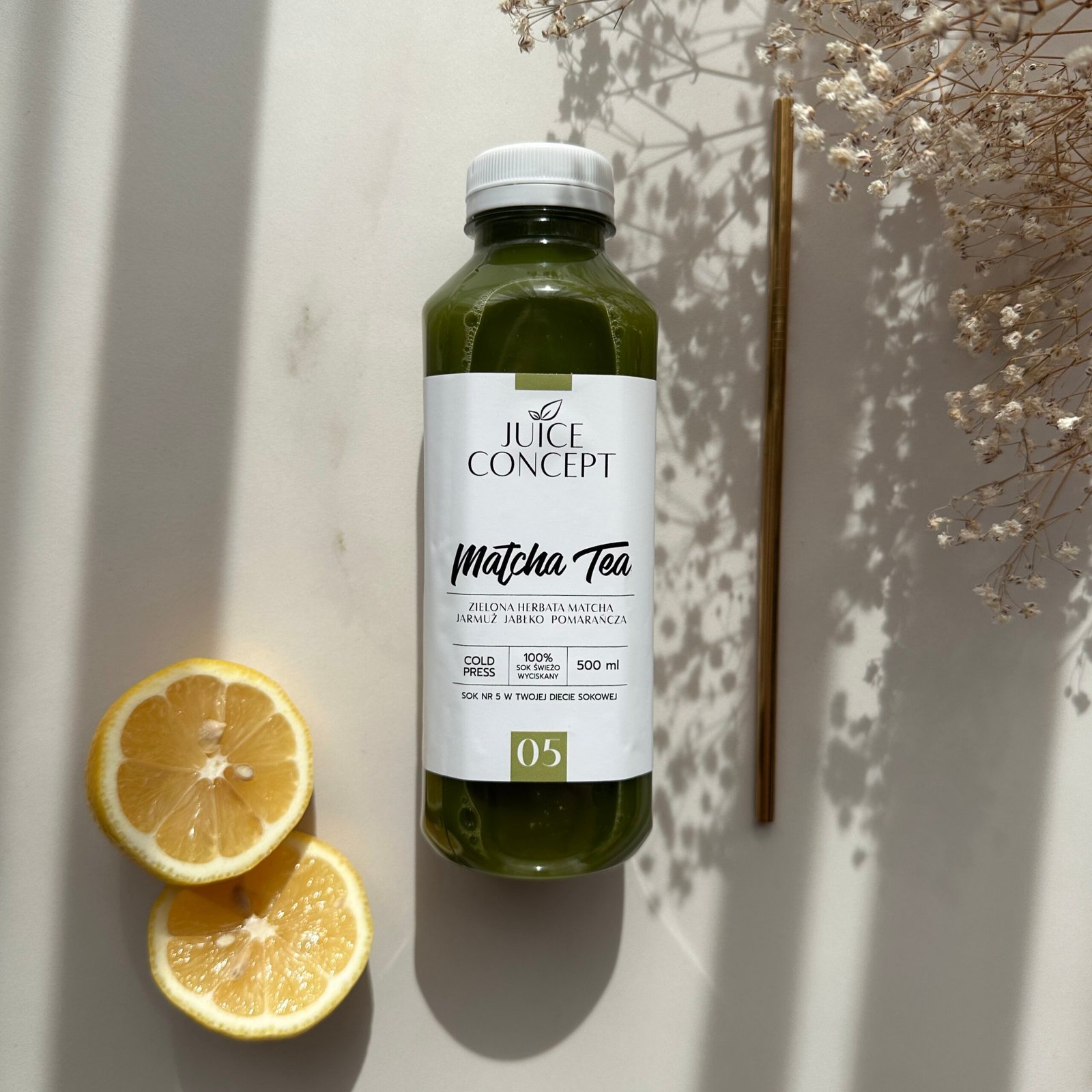 alt="Zielony sok z jarmużem i matcha – naturalny napój detoksykujący i przeciwzapalny. Nasz zdrowy sok to połączenie świeżego jarmużu, bogatego w chlorofil i witaminy A, C, K, oraz sproszkowanej japońskiej matchy, znanej ze swoich właściwości antyoksydacyjnych i energetyzujących. To doskonała propozycja dla osób, które szukają zdrowego zamiennika kawy, chcą wspierać oczyszczanie organizmu i poprawić koncentrację. Zielony sok z jarmużem i matcha wspomaga metabolizm, wspiera naturalną detoksykację wątroby i jelit, a dzięki zawartości przeciwutleniaczy chroni komórki przed stresem oksydacyjnym. Produkt jest w 100% roślinny, bez glutenu, bez laktozy, bez konserwantów i bez chemii, co sprawia, że jest odpowiedni dla osób na diecie wegańskiej, oczyszczającej oraz osób z nietolerancjami pokarmowymi. Dzięki poręcznej butelce sok można zabrać do pracy, szkoły czy na trening. To idealny element zdrowego stylu życia i diety sokowej. Wybierz nasz zielony sok z jarmużem i matcha, aby cieszyć się smakiem natury i poczuć przypływ naturalnej energii każdego dnia."