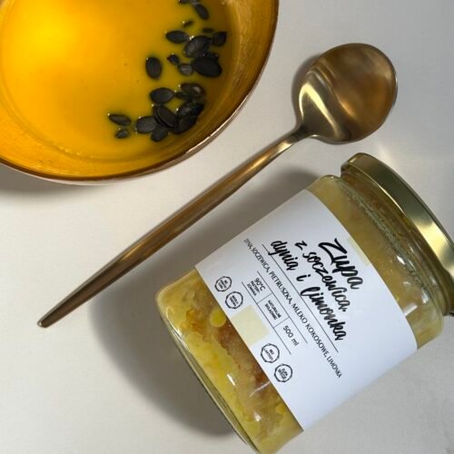 Zupa z soczewicą, dynią i limonką marki Juice Concept to naturalna, kremowa zupa premium wspierająca zdrowe jelita, odporność oraz codzienne zdrowe odżywianie. Zdrowa zupa warzywna bez glutenu i laktozy została przygotowana z naturalnych składników najwyższej jakości: dyni, czerwonej soczewicy, mleka kokosowego, świeżej limonki, imbiru, kurkumy oraz oliwy extra virgin. Zupa fit z soczewicą i dynią jest bogata w roślinne białko i błonnik wspierający mikrobiotę jelitową, trawienie oraz uczucie sytości na dłużej. Naturalna zupa przeciwzapalna wspiera organizm, metabolizm oraz odporność dzięki zawartości imbiru, kurkumy, chilli i świeżo wyciskanego soku z limonki. Zupa detox pomaga wspierać naturalne procesy oczyszczania organizmu i jest idealnym wyborem dla osób dbających o zdrową dietę, lekkie posiłki i zdrowy styl życia. Kremowa konsystencja mleka kokosowego oraz aromatyczne przyprawy sprawiają, że zupa jest sycąca, rozgrzewająca i wyjątkowo komfortowa dla układu trawiennego. Zupa z soczewicą i dynią doskonale sprawdzi się jako ciepłe śniadanie, szybki zdrowy lunch lub lekka kolacja wspierająca zdrowe jelita i naturalną energię organizmu. Produkt nie zawiera konserwantów, sztucznych dodatków ani polepszaczy smaku. Zdrowa zupa premium Juice Concept to idealny wybór dla osób szukających naturalnych zup fit, zup przeciwzapalnych, zup detox oraz gotowych zdrowych posiłków wspierających organizm od środka.