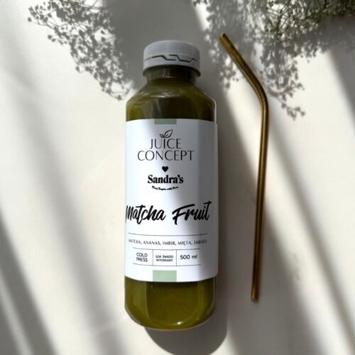 Matcha Fruit Juice Concept x Sandra Kubicka & Sandra’s Matcha to świeżo wyciskany sok premium typu cold press stworzony z myślą o naturalnym wsparciu organizmu, metabolizmu i codziennej energii. Funkcjonalny sok z matchą zawiera najwyższej jakości składniki: matchę premium, szpinak, ananas, jabłko, imbir i miętę. Naturalny sok detox wspiera oczyszczanie organizmu, mikrobiotę jelitową, odporność oraz zdrową kondycję skóry. Sok z matchą i szpinakiem został stworzony we współpracy z Sandrą Kubicką i Sandra’s Matcha dla osób, które chcą zadbać o zdrowy styl życia, energię i naturalny glow skin. Świeżo wyciskany sok cold press z matchą jest naturalnym źródłem antyoksydantów, chlorofilu i składników wspierających metabolizm oraz koncentrację. Matcha premium wspiera naturalną energię bez gwałtownego spadku energii jak po kawie i jest ceniona w świecie healthy lifestyle oraz wellness. Sok detox z ananasem, imbirem i miętą wspomaga trawienie, oczyszczanie organizmu i naturalną lekkość każdego dnia. Szpinak dostarcza chlorofilu i składników mineralnych wspierających mikrobiotę jelitową oraz naturalną regenerację organizmu. Matcha Fruit Juice Concept x Sandra Kubicka & Sandra’s Matcha to zdrowy sok premium bez konserwantów, bez dodatku cukru i bez sztucznych dodatków. Naturalnie słodki i orzeźwiający smak sprawia, że idealnie sprawdza się jako element diety detox, zdrowego odżywiania oraz codziennego rytuału wellness. Sok cold press wspiera organizm, odporność, zdrowe jelita oraz naturalne procesy oczyszczania i detoksykacji organizmu.