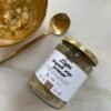 Zupa krupnik wege w słoiku Juice Concept – naturalna, roślinna zupa funkcjonalna przygotowana z kaszy jaglanej i gryczanej, świeżych warzyw korzeniowych oraz grzybów shiitake. Na zdjęciu widoczna jest klarowna, gęsta zupa o ciepłym, złocistym kolorze, z kawałkami marchewki, ziemniaków i zielonej natki pietruszki. Produkt prezentowany jest w estetycznym, minimalistycznym słoiku, charakterystycznym dla marki premium. Zupa wygląda świeżo, lekko i odżywczo, podkreślając naturalny skład bez sztucznych dodatków, glutenu i laktozy. To zdrowa zupa roślinna wspierająca jelita, trawienie i mikrobiom, idealna jako lekki, ale sycący posiłek na co dzień. Kompozycja zdjęcia oddaje filozofię clean eating, funkcjonalnego odżywiania i świadomego dbania o organizm. Krupnik wegański w tej formie to nowoczesne podejście do tradycyjnej kuchni – wygodne, gotowe rozwiązanie dla osób dbających o zdrowie, energię i równowagę organizmu. Idealny wybór dla osób poszukujących naturalnych produktów premium, które wspierają regenerację, stabilny poziom energii i komfort trawienny.
