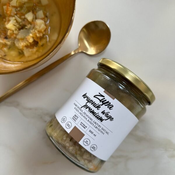 Zupa krupnik wege w słoiku Juice Concept – naturalna, roślinna zupa funkcjonalna przygotowana z kaszy jaglanej i gryczanej, świeżych warzyw korzeniowych oraz grzybów shiitake. Na zdjęciu widoczna jest klarowna, gęsta zupa o ciepłym, złocistym kolorze, z kawałkami marchewki, ziemniaków i zielonej natki pietruszki. Produkt prezentowany jest w estetycznym, minimalistycznym słoiku, charakterystycznym dla marki premium. Zupa wygląda świeżo, lekko i odżywczo, podkreślając naturalny skład bez sztucznych dodatków, glutenu i laktozy. To zdrowa zupa roślinna wspierająca jelita, trawienie i mikrobiom, idealna jako lekki, ale sycący posiłek na co dzień. Kompozycja zdjęcia oddaje filozofię clean eating, funkcjonalnego odżywiania i świadomego dbania o organizm. Krupnik wegański w tej formie to nowoczesne podejście do tradycyjnej kuchni – wygodne, gotowe rozwiązanie dla osób dbających o zdrowie, energię i równowagę organizmu. Idealny wybór dla osób poszukujących naturalnych produktów premium, które wspierają regenerację, stabilny poziom energii i komfort trawienny.