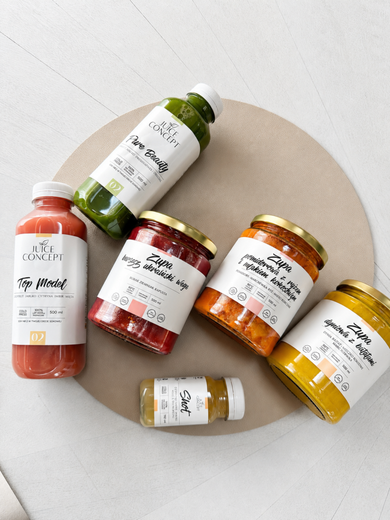 Dieta przeciwzapalna produkty – naturalne soki cold press, zdrowe zupy warzywne i świeże składniki wspierające zdrowie jelit, redukcję stanów zapalnych i naturalne oczyszczanie organizmu. Na zdjęciu premium produkty Juice Concept: świeżo tłoczone soki warzywno-owocowe, przeciwzapalne zupy w słoikach oraz naturalne oleje tłoczone na zimno. Dieta przeciwzapalna oparta na zielonych warzywach, selerze naciowym, imbirze, kurkumie i zdrowych tłuszczach omega-3 wspiera regenerację organizmu, poprawę samopoczucia oraz redukcję wzdęć i obrzęków. Naturalne produkty bez dodatku cukru, konserwantów i sztucznych składników pomagają odzyskać lekkość, energię i zdrową sylwetkę. Soki cold press i warzywne zupy premium wspierają mikrobiom jelitowy, odporność oraz codzienne odżywianie organizmu. Estetyczna kompozycja produktów premium w stylu quiet luxury, idealna dla kobiet dbających o zdrowie, równowagę hormonalną i świadome odżywianie. Dieta przeciwzapalna z dostawą w całej Polsce – naturalny sposób na wsparcie organizmu, oczyszczanie, regenerację i zdrowy styl życia.