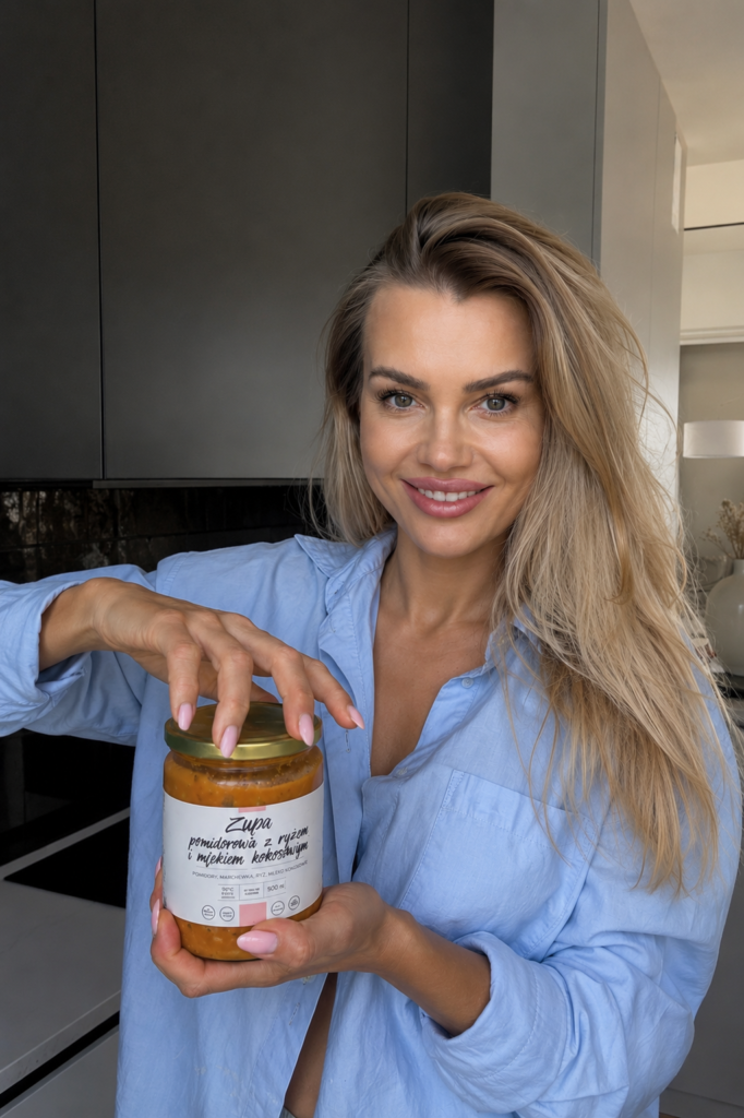 Kobieta trzymająca świeży zielony sok cold press oraz naturalną zupę premium Juice Concept. Zdjęcie przedstawia zdrowy styl życia oparty na diecie przeciwzapalnej dla kobiet 35+. Produkty wykonane są z naturalnych składników bez dodatku cukru i konserwantów. Dieta przeciwzapalna wspiera redukcję wzdęć, poprawę trawienia, zwiększenie energii oraz zmniejszenie stanów zapalnych organizmu. Na zdjęciu widoczne są świeże warzywa, estetyczne szklane butelki i minimalistyczne opakowania premium charakterystyczne dla marki Juice Concept. Kompozycja utrzymana jest w kobiecym, eleganckim stylu z jasnym światłem i naturalnymi kolorami. Dieta przeciwzapalna może wspierać zdrowie jelit, redukcję opuchlizny oraz poprawę samopoczucia. Świeże soki cold press i sycące zupy pomagają odzyskać lekkość, zmniejszyć uczucie ciężkiego brzucha i wspierać organizm w codziennym funkcjonowaniu. To rozwiązanie dla kobiet, które chcą zadbać o zdrowie, energię, mikrobiom jelitowy oraz naturalne odżywienie organizmu poprzez wysokiej jakości produkty premium z dostawą na terenie całej Polski.