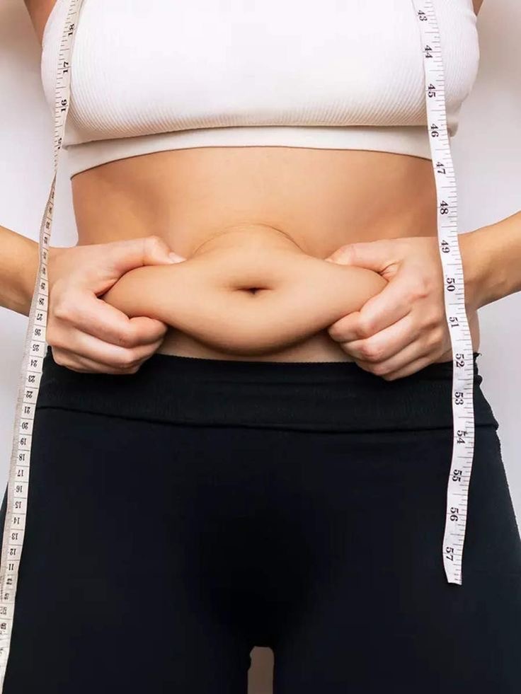 Stan zapalny w organizmie – objawy, przyczyny i dieta przeciwzapalna. Na zdjęciu kobieta po 35. roku życia trzyma świeżo wyciskany zielony sok cold press oraz naturalne warzywa wspierające organizm w redukcji przewlekłego stanu zapalnego. Fotografia przedstawia zdrowy styl życia, dietę opartą na naturalnych produktach oraz codzienne nawyki wspierające jelita, hormony i metabolizm. Widoczne są zielone warzywa liściaste, seler naciowy, ogórek oraz produkty bogate w antyoksydanty i składniki przeciwzapalne. Zdjęcie nawiązuje do tematu: stan zapalny w organizmie objawy, przyczyny, dieta oraz wpływ żywności przeciwzapalnej na zdrowie i samopoczucie. Artykuł dotyczy takich problemów jak wzdęcia, opuchlizna, zatrzymywanie wody, zmęczenie, mgła mózgowa, problemy hormonalne oraz trudności z redukcją masy ciała. Dieta przeciwzapalna oparta na sokach cold press, naturalnych zupach i zdrowych tłuszczach może wspierać organizm w odzyskaniu lekkości, energii i lepszego trawienia. Zdjęcie premium w estetyce wellness i healthy lifestyle pokazuje naturalne podejście do zdrowia kobiet oraz redukcji przewlekłego stanu zapalnego.