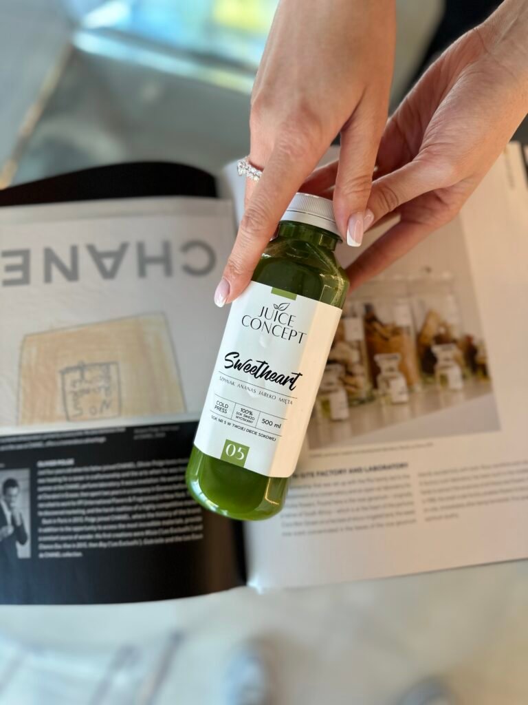 Dieta sokowa premium oparta na świeżo wyciskanych sokach cold press przygotowanych z naturalnych warzyw i owoców. Na zdjęciu zdrowe zielone soki warzywne, świeże składniki oraz estetycznie podane produkty wspierające zdrowe jelita, nawodnienie organizmu i codzienną energię. Dieta sokowa wspomagająca oczyszczanie organizmu, redukcję uczucia ciężkości oraz zdrowe nawyki żywieniowe. Świeże soki z selera naciowego, ogórka, cytryny, imbiru i zielonych warzyw bogate w antyoksydanty, witaminy i składniki mineralne. Naturalne soki cold press bez dodatku cukru, konserwantów i sztucznych składników. Dieta sokowa premium od Juice Concept wspierająca zdrowy styl życia, dobre samopoczucie, metabolizm oraz mikrobiom jelitowy. Zdrowe produkty stworzone dla kobiet chcących odzyskać lekkość, poprawić trawienie i zwiększyć ilość warzyw w codziennej diecie. Estetyczne soki cold press inspirowane ideą wellness i clean eating. Naturalna dieta sokowa z dostawą na terenie całej Polski. Świeżo wyciskane soki warzywne i owocowe wspierające nawodnienie organizmu, zdrową skórę, regenerację oraz codzienny komfort. Dieta oparta na naturalnych składnikach i zdrowym odżywianiu premium.