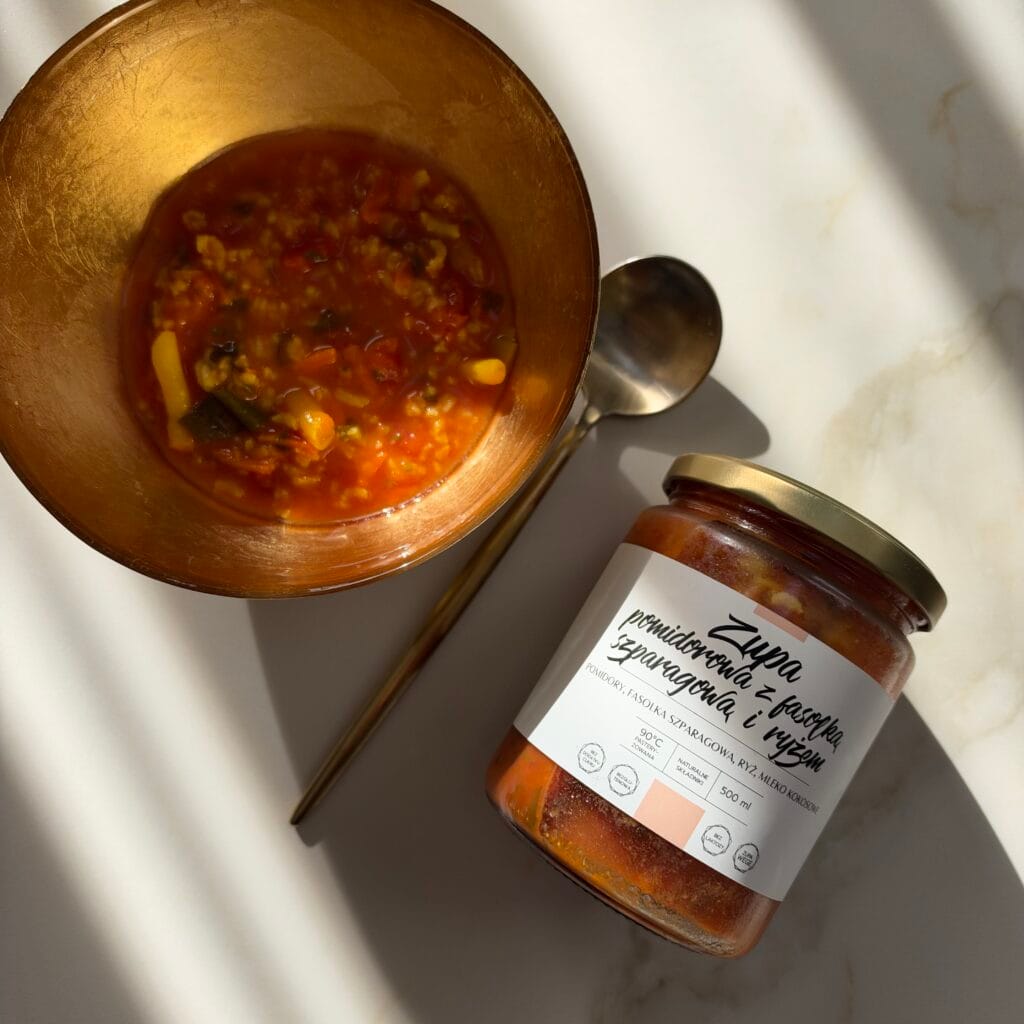 Zupa pomidorowa w słoiku 500 ml Juice Concept z ryżem basmati i fasolką szparagową – gotowa wegańska zupa bez glutenu i laktozy.